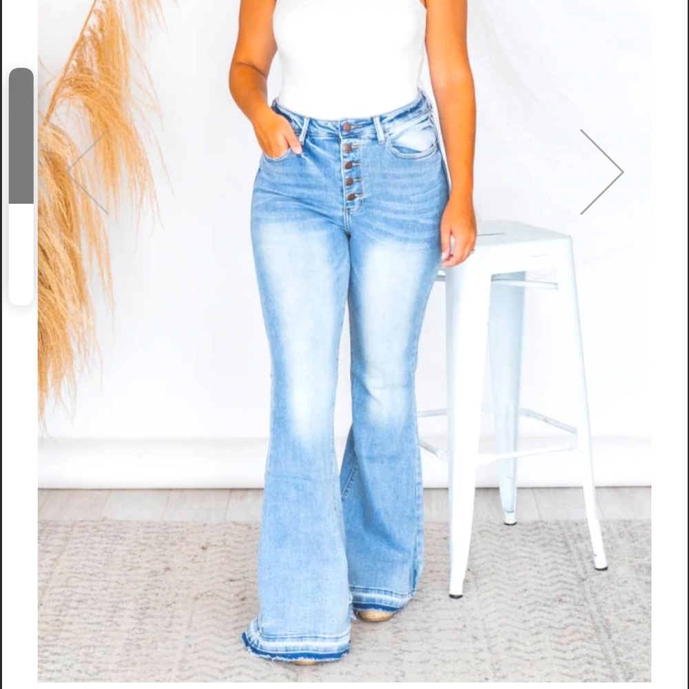 SALE | Frayed Hem Flare Jean | 9